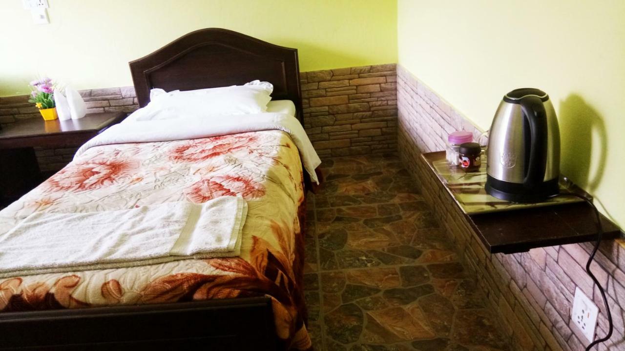นิว โปคฮาร่า ลอดจ์ Hotel โพคารา ภายนอก รูปภาพ